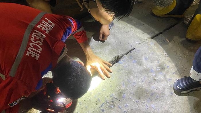 Drama Kunci Mobil Jatuh ke Selokan, Personel Damkar Kendari Turun Tangan Evakuasi
