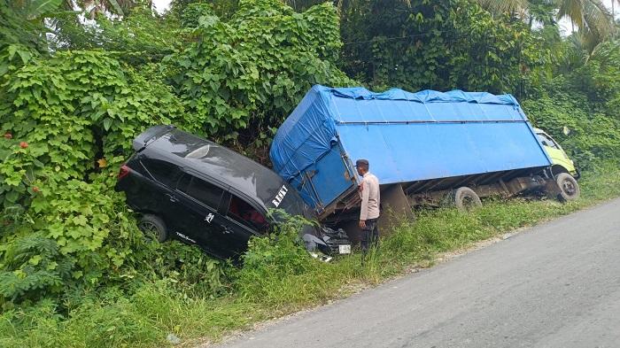 Gagal-Menanjak-Truk-Pengangkut-Air-Mineral-Timpa-Daihatsu-Sigra-di-Bombana-Sulawesi-Tenggara.jpg