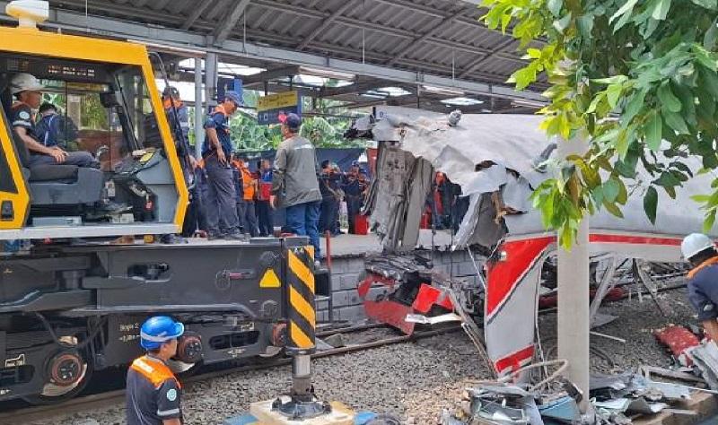 Gerbong-wanita-KRL-Jakarta-Cikarang-ringsek-usai-mengalami-kecelakaan.jpg