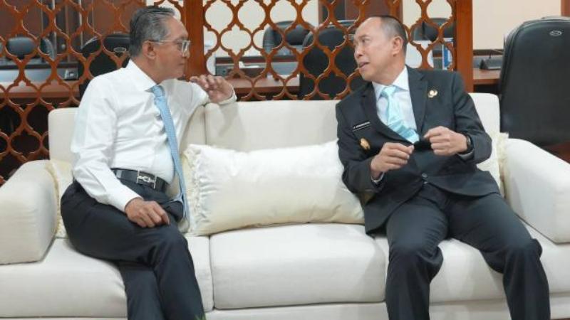 Gubernur-Sulawesi-Tenggara-Andi-Sumangerukka-dan-Menteri-PU-Dody-Hanggodo-Jembatan-Muna-Buton.jpg