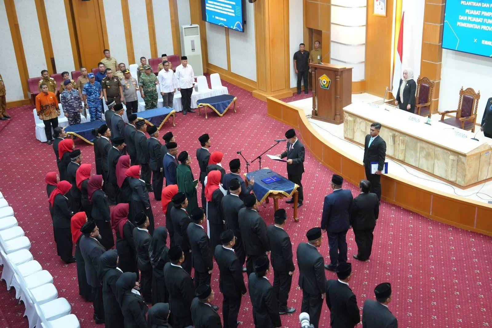 Gubernur-Sulawesi-Tenggara-Andi-Sumangerukka-melantik-pejabat-Pemprov-Sultra-kepala-dinas-badan.jpg