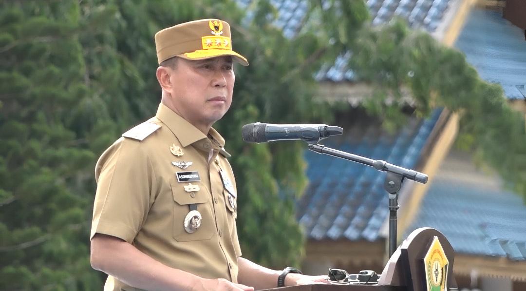 Gubernur-Sulawesi-Tenggara-Andi-Sumangerukka-pimpin-apel-gabungan-di-lapangan-Kantor-Gubernur.jpg
