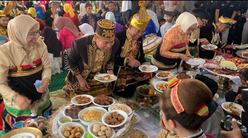 Pekandeana Ana Maelu Warnai Baubau, Gubernur Sultra Sempurnakan Dengan Santunan Ke Ribuan Anak Yatim