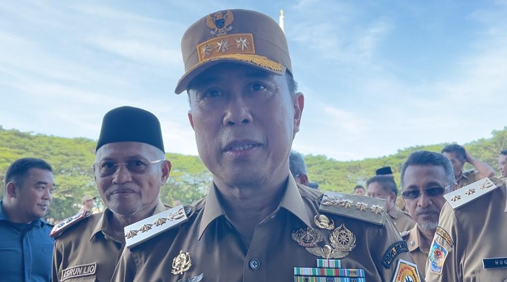 Gubernur-Sulawesi-Tenggara-Sultra-Andi-Sumangerukka-saat-diwawancara-awak-media.jpg