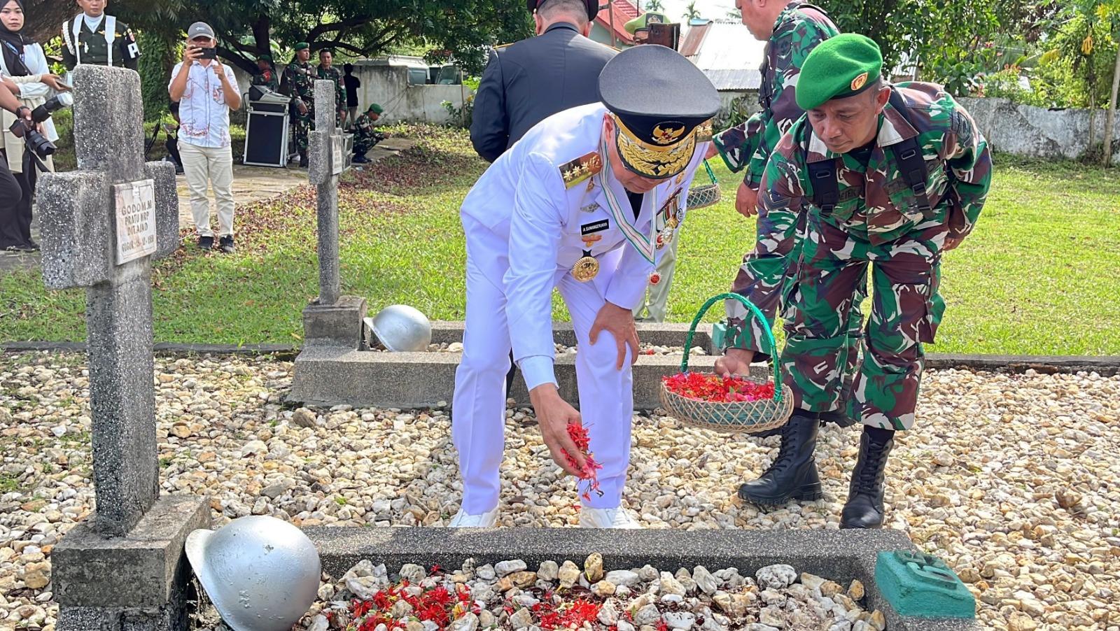 Gubernur-Sulawesi-Tenggara-Sultra-Andi-Sumangerukka-saat-menabur-bunga-di-makam-pahlawan.jpg