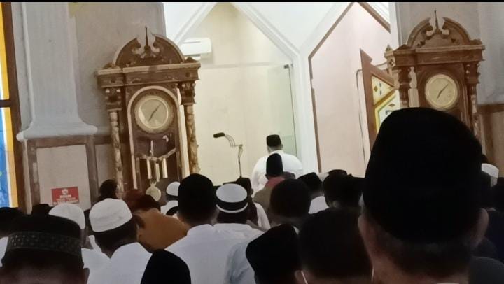 Gubernur-Sultra-Ali-Mazi-salat-duduk-saat-Idul-Adha-2022-di-Masjid-Raya-Al-Kautsar-Kendari.jpg