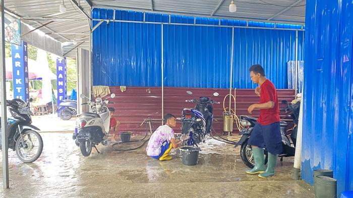 Harga-Cuci-Motor-di-Pencucian-Al-Fazza-Depan-UHO-Kendari-Sultra-Dicuci-Penyandang-Disabilitas.jpg