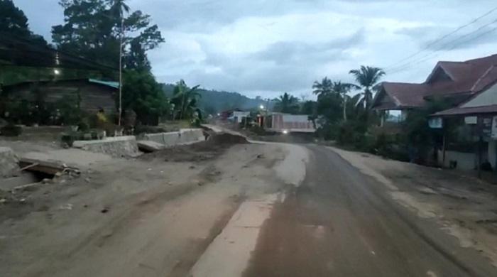Hati-hati-Berkendara-Jalan-Trans-Sulawesi-di-Samaturu-hingga-Wolo-Kolaka-Sultra-Sedang-Pelebaran.jpg
