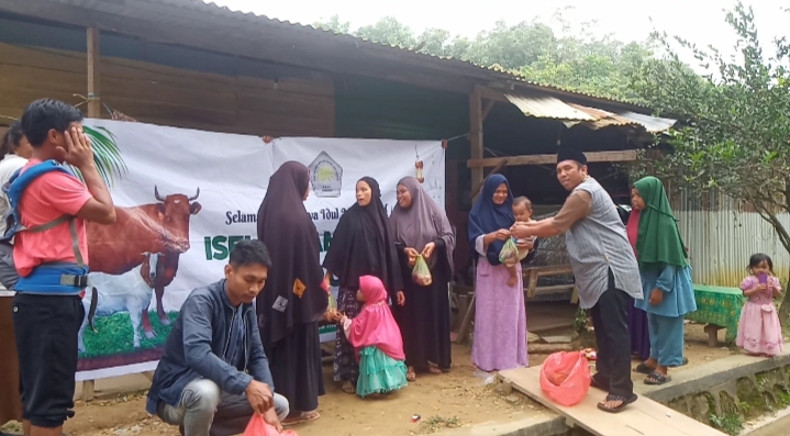ISEI-Cabang-Kendari-bagikan-paket-daging-sapi-kurban.jpg