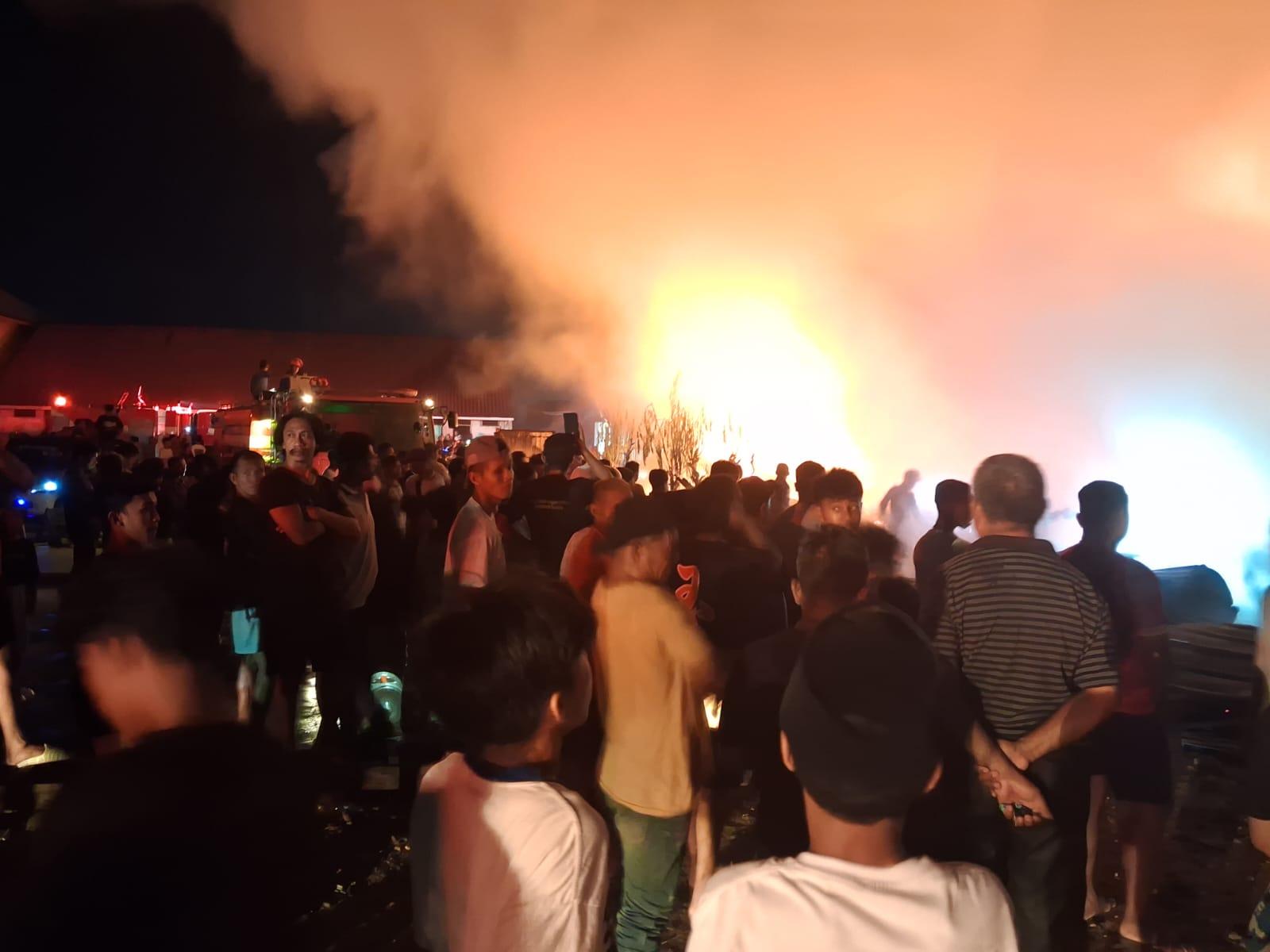 Insiden-kebakaran-hebat-melanda-kompleks-pergudangan-hasil-bumi-Kendari.jpg