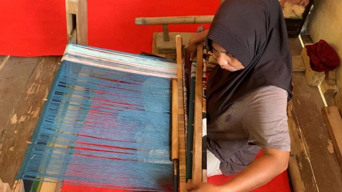 Intip-Mahirnya-Penenun-di-Kampung-Tenun-Sulaa-Baubau-Sulawesi-Tenggara-Belajar-Turun-Temurun.jpg
