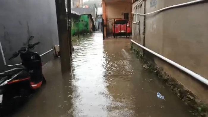 Jalan-Bunga-Sorume-dan-Bunga-Seruni-Kendari-Terendam-Banjir-Ketinggian-Air-Capai-40-Centimeter.jpg