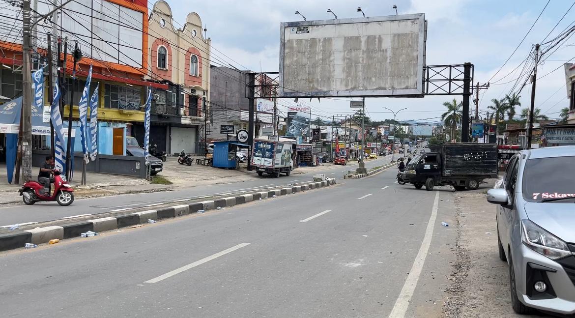 Jalan-Jenderal-Ahmad-Yani-Kendari-tampak-lengang-usai-proses-eksekusi-berujung-kisruh.jpg