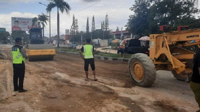 Jalan-Rusak-di-Depan-SPBU-Martandu-Kendari-Sultra-Sudah-Diperbaiki-Lalu-Lintas-Kembali-Normal.jpg