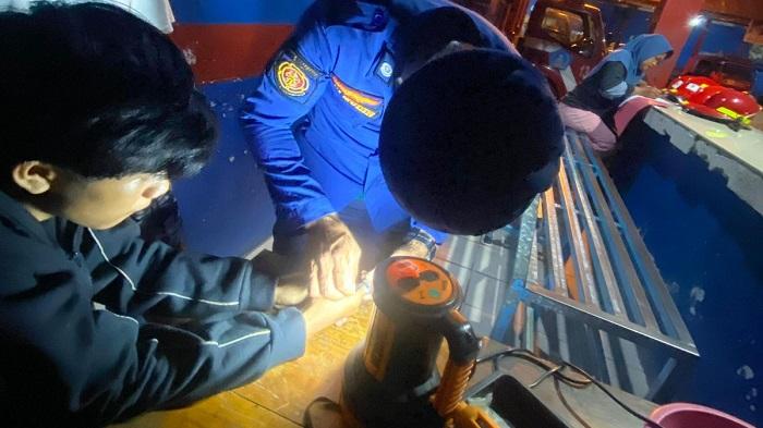 Jari Telunjuk Pemuda di Kendari Sulawesi Tenggara Bengkak Terjebak Cincin, Tim Damkar Bantu Evakuasi