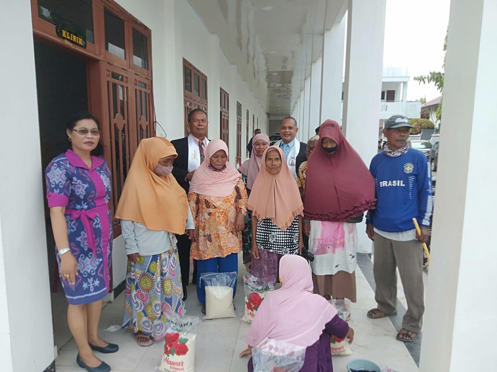 Jemaat-Ora-Et-Labora-bagi-bagi-sembako-kepada-fakir-miskin-di-Kendari-Sulawesi-Tenggara.jpg