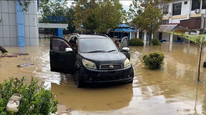Kantor Diskominfo Sulawesi Tenggara Terendam Banjir Usai Hujan Deras, Butuh Mesin Penyedot Air