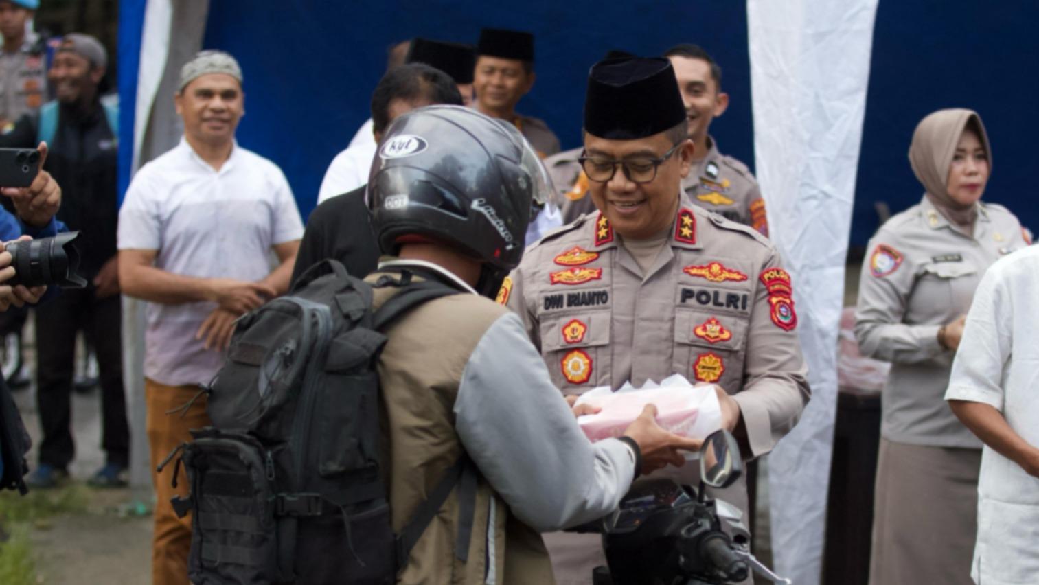 Kapolda-Sultra-Irjen-Pol-Dwi-Irianto-bagi-takjil-ke-warga-yang-melintas-di-depan-Mako-saat-Ramadan.jpg