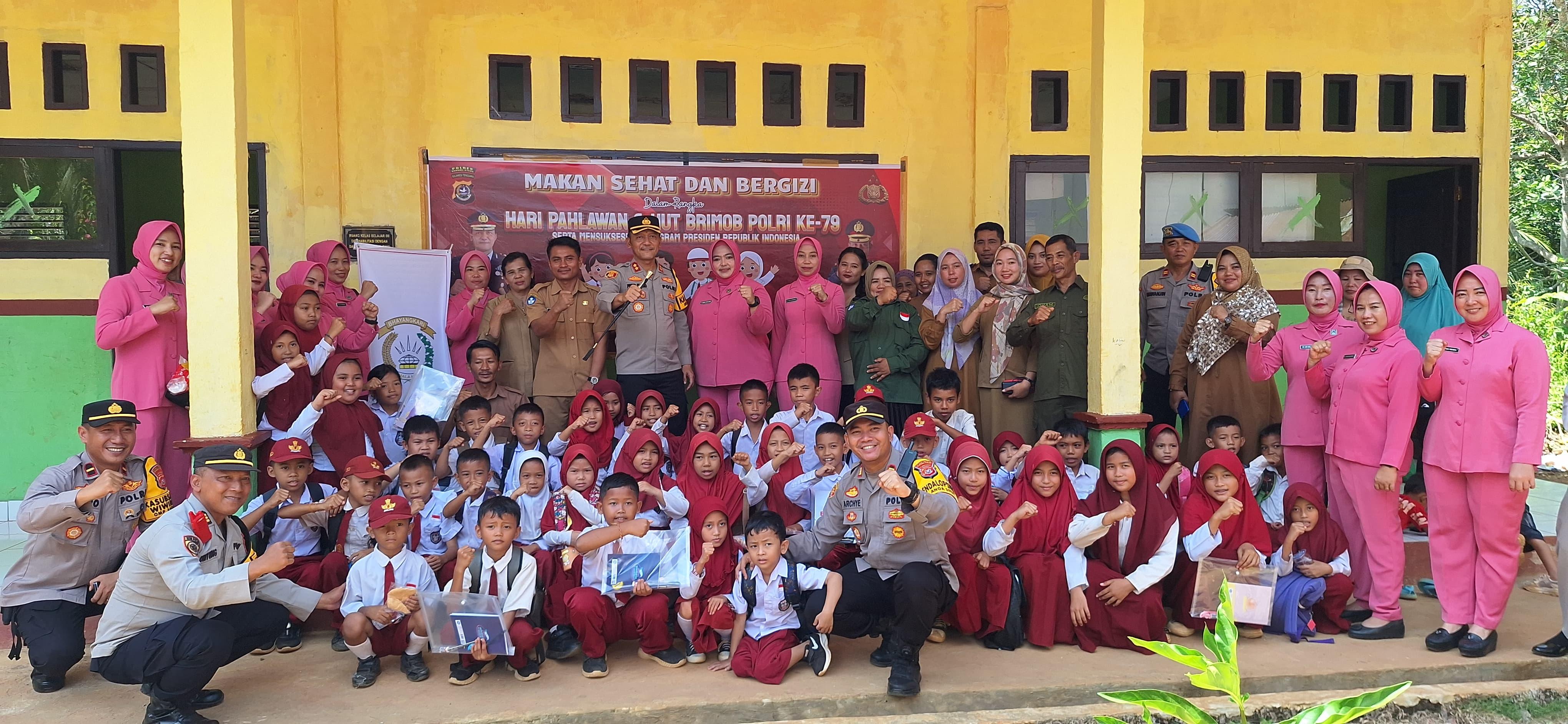 Siswa SD 4 dan 7 Landawe Dapat Makan Sehat Gratis, Sembako Guru dari Polres dan Bhayangkari Konut
