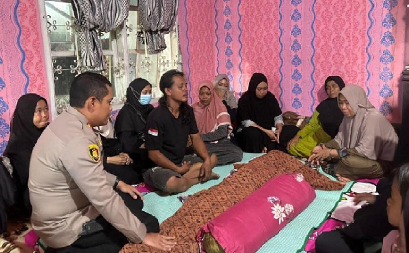 Kapolres Kolaka Timur Sambangi Rumah Duka Bocah Tewas Digorok di Kolaka Timur, Beri Dukungan Moril