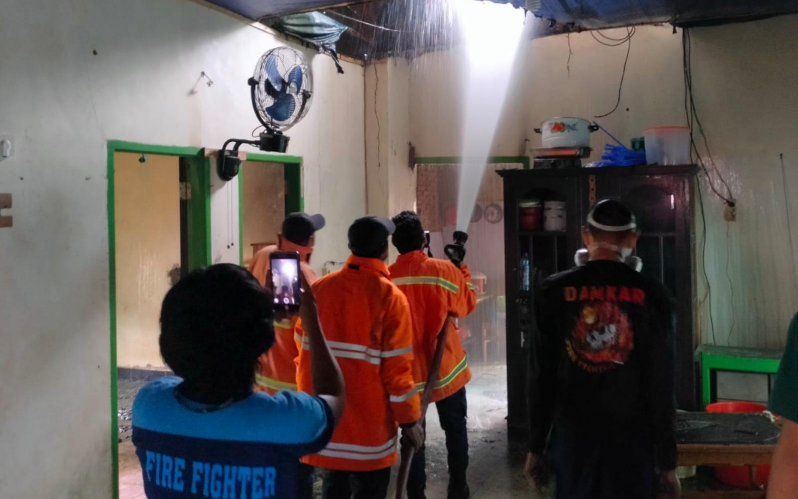 Kebakaran Rumah di Jalan DR Sutomo Kota Kendari, 2 Armada Damkar Diterjunkan