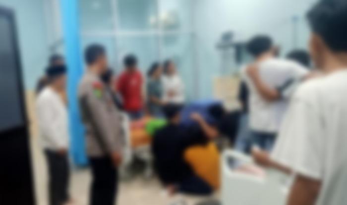 Keluarga-korban-berada-di-ruangan-rumah-sakit-saat-RR-meninggal-dunia.jpg