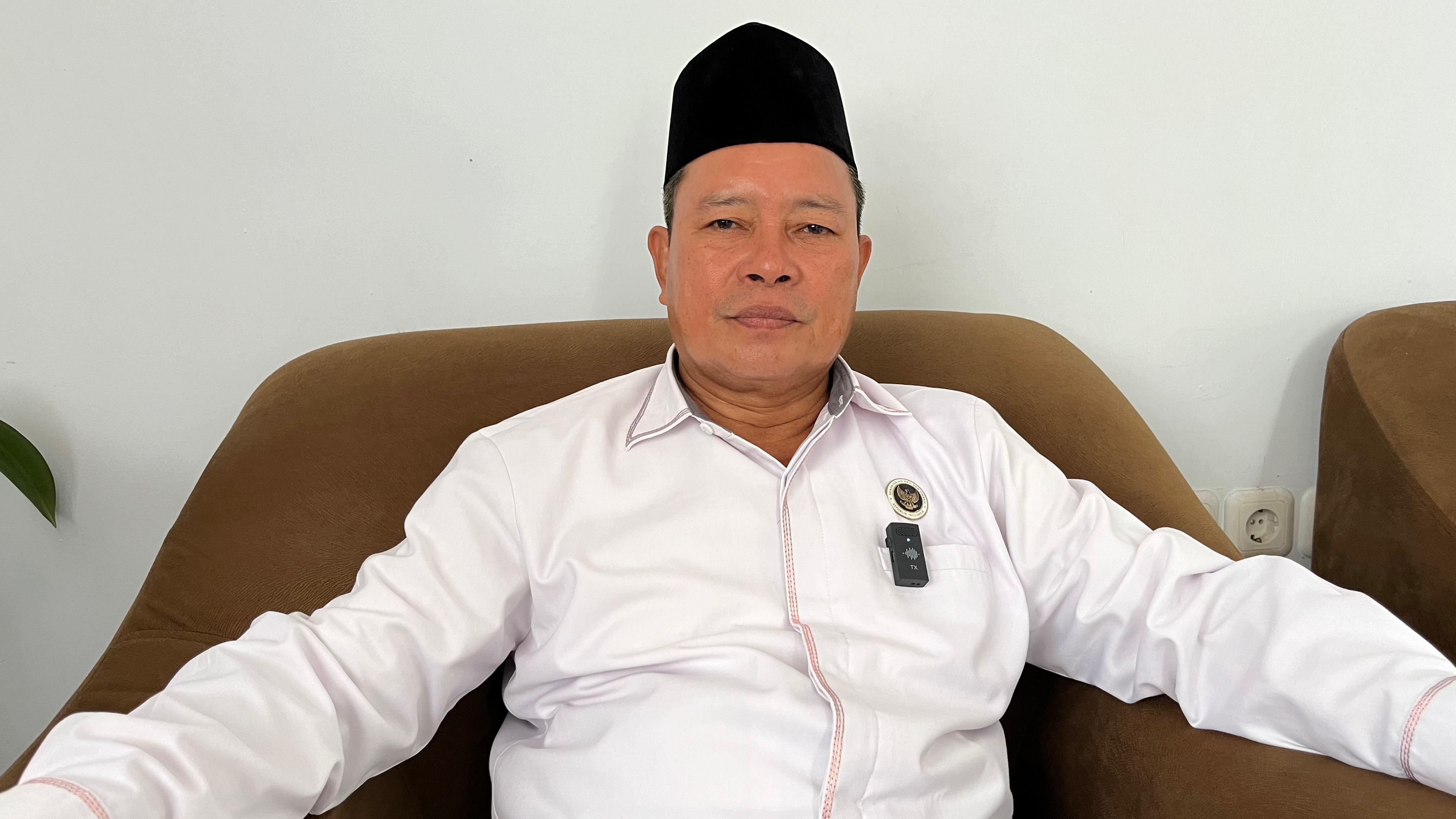 Kepala-Kantor-Kementerian-Haji-dan-Umrah-Kendari-Sunardin-diwawancarai-TribunnewsSultracom.jpg