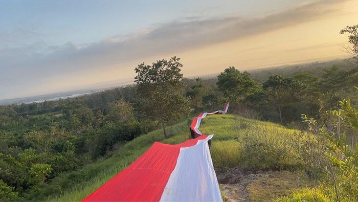 Keren-Bendera-Merah-Putih-Sepanjang-778-Meter-Terbentang-di-Bukit-Alebo-Konawe-Selatan-Sultra.jpg