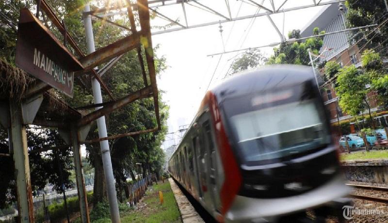 Kereta-rel-listrik-KRL-Commuterline-melintas-di-Stasiun-Mampang-yang-sudah-tidak-beroperasi.jpg