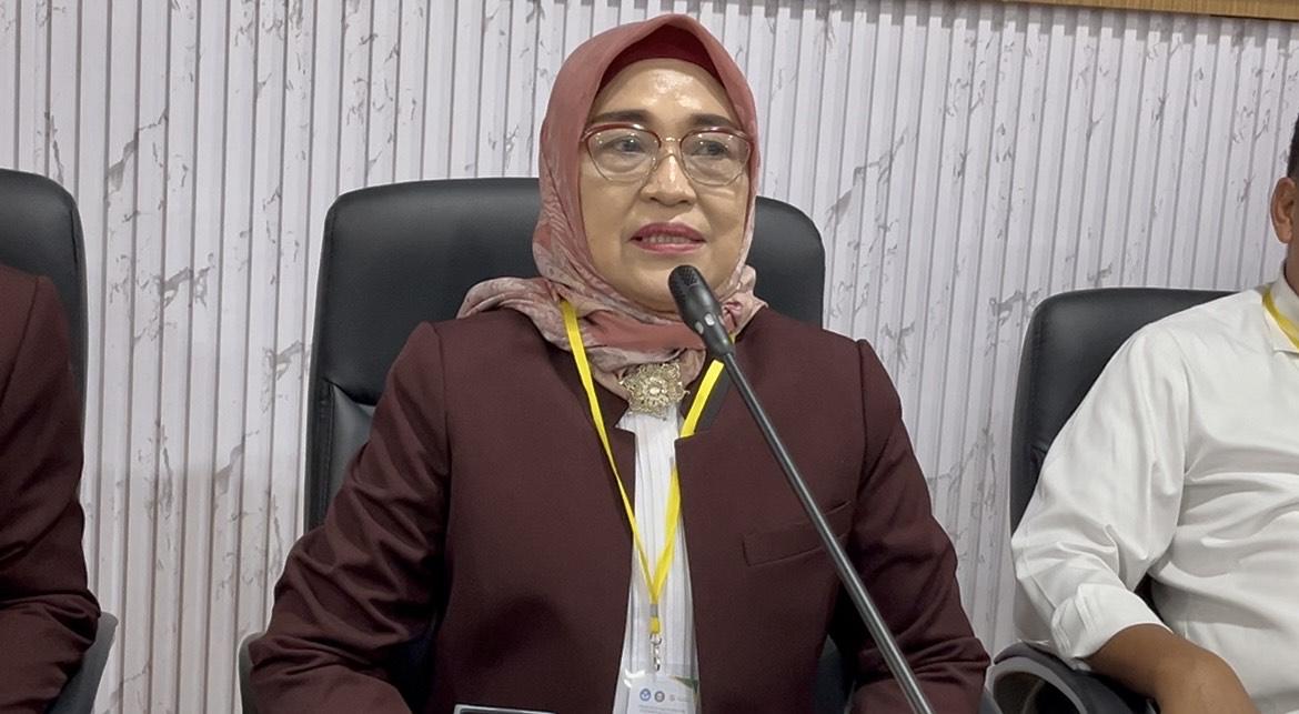 Ketua-Panitia-Pemilihan-Rektor-Universitas-Halu-Oleo-Kendari-Prof-Weka-Widayati-saat-wawancara.jpg