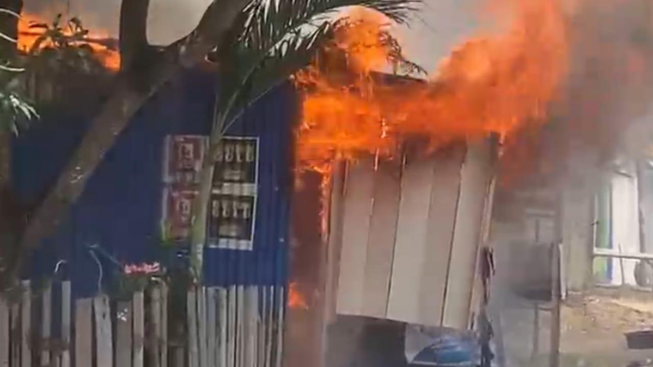 BREAKING NEWS Kios Kelontong Pos 2 Baubau Terbakar, Tidak Ada Korban Jiwa