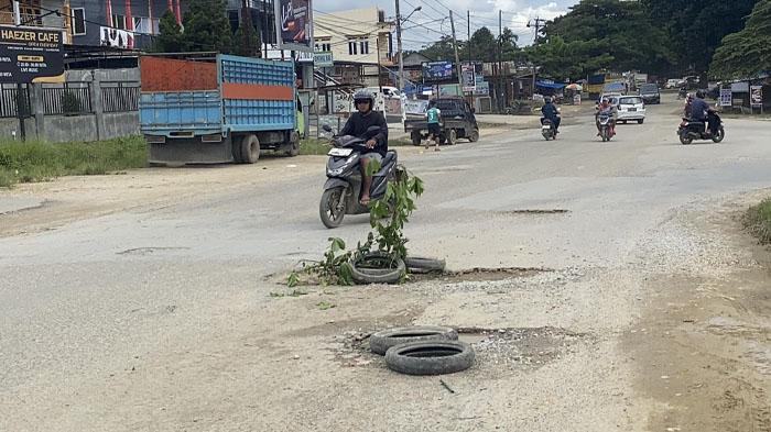 Kondisi-jalan-Budi-Utomo-Kelurahan-Kadia-Kota-Kendari-yang-berlubang-dan-rusak.jpg