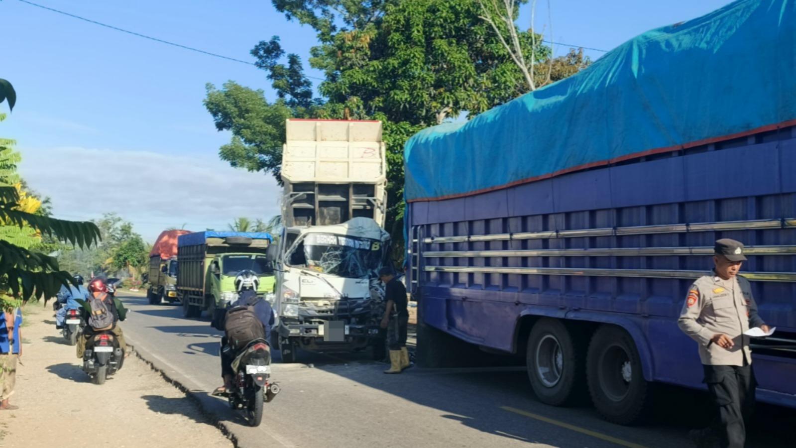 Kondisi-mobil-dump-truk-Isuzu-ringsek-parah-usai-menabrak-truk-Fuso-di-Wonggeduku-Konawe.jpg