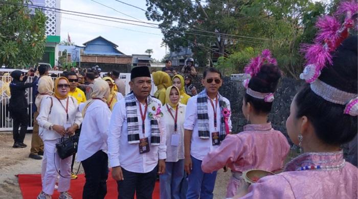 La-Ode-Mustari-Zahari-Daftar-Pilkada-Baubau-2024-di-KPU-Bawa-Dukungan-Demokrat-PBB-Golkar-PSI.jpg