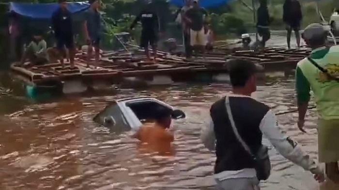 Lagi-Mobil-Pikap-Jatuh-dari-Pincara-saat-Seberangi-Banjir-Sambandete-Konawe-Utara-Sulawesi-Tenggara.jpg