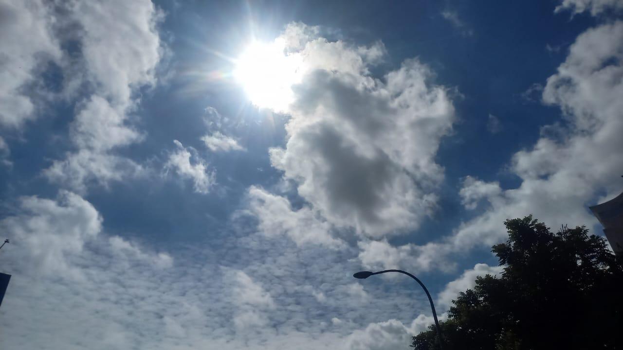 Langit-cerah-di-Kota-Kendari-Provinsi-Sulawesi-Tenggara-Sultra-Senin-2872025.jpg