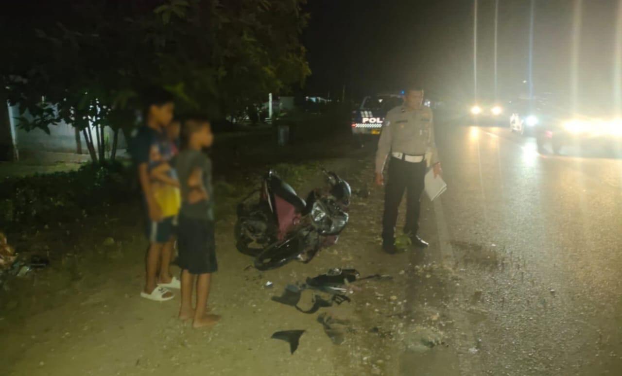 Lantas-Polres-Konawe-olah-TKP-kecelakaan-2-motor-di-Jalan-Poros-Kendari-Unaaha.jpg