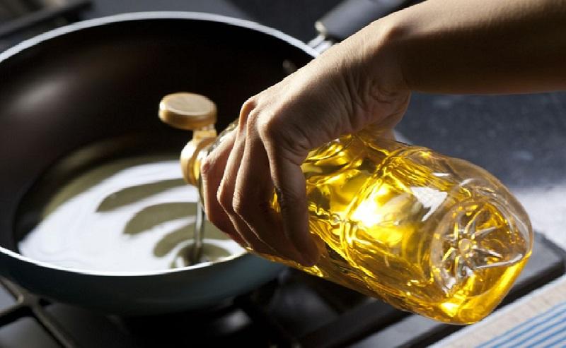 MINYAK-PANAS-Ilustrasi-minyak-goreng-untuk-memasak-dituangkan-ke-dalam-wajan.jpg