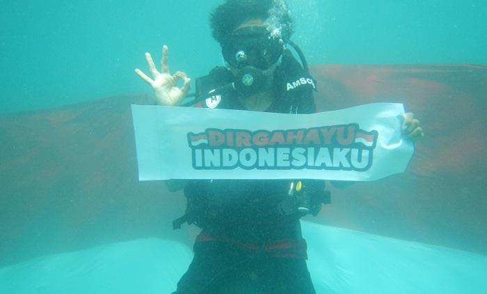 Mahasiswa-UHO-dan-UMK-Kibarkan-Bendera-Merah-Putih-di-Bawah-Laut-Desa-Wawosunggu-Konawe-Selatan.jpg