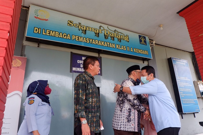 Gaya Mantan Wali Kota Kendari Asrun Bebas Penjara, Simpatisan dan Pendukung Sambut saat Keluar Lapas