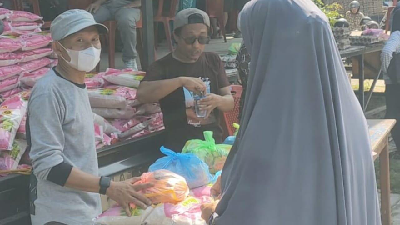 Masyarakat-mengantre-beli-paket-sembako-pasar-murah-di-Lapangan-Alun-alun-Lamokato-Kolaka.jpg