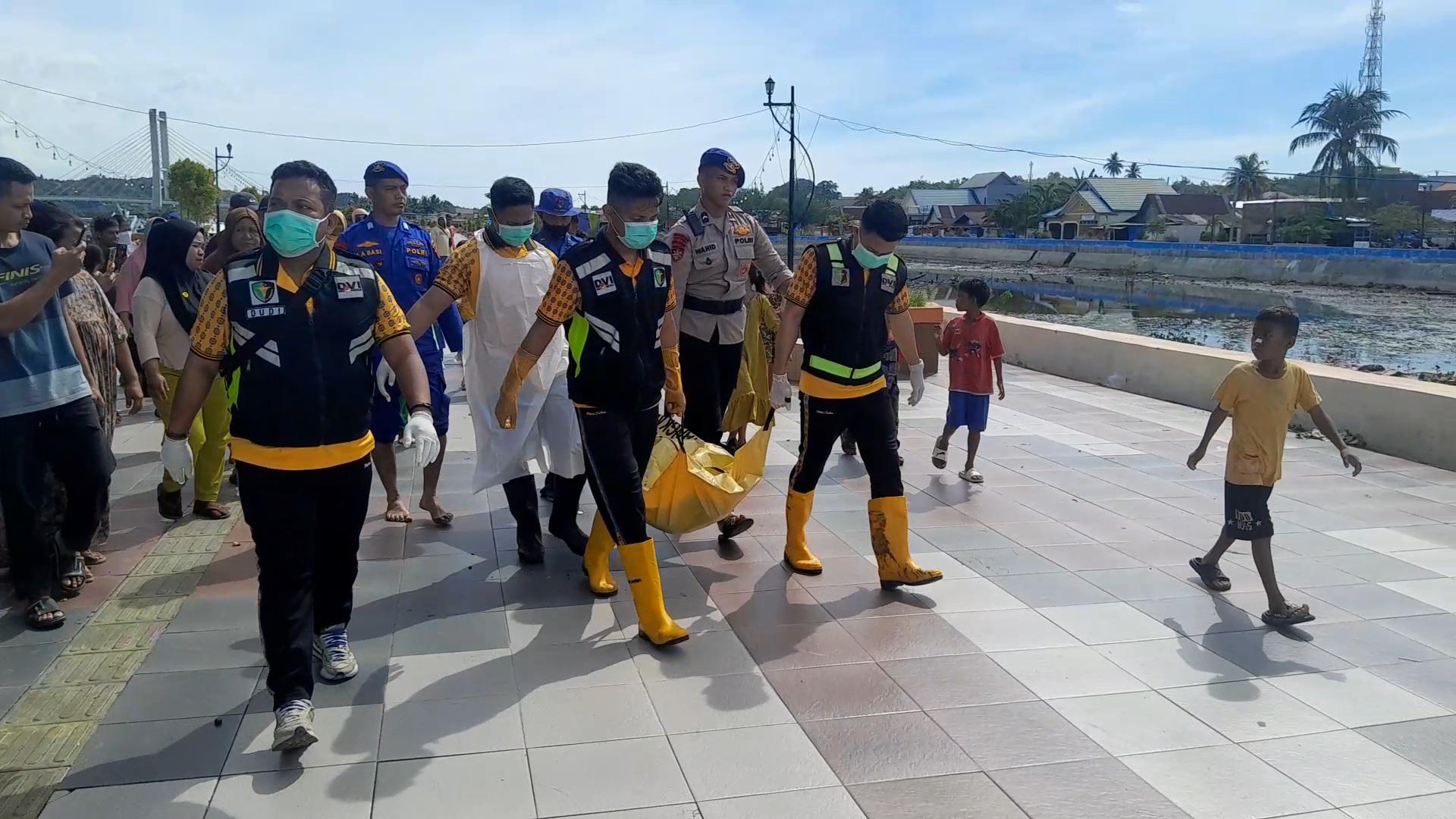 Mayat-Ditemukan-Mengapung-di-Lapulu-Dievakusi-ke-RS-Bhayangkara-Kendari-Sulawesi-Tenggara.jpg