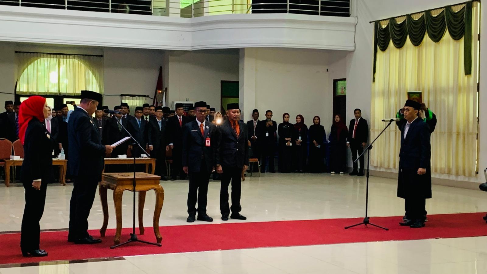 Meizat-Amril-Tamim-saat-dilantik-sebagai-Penjabat-Sekretaris-Daerah-atau-Pj-Sekda-Baubau.jpg