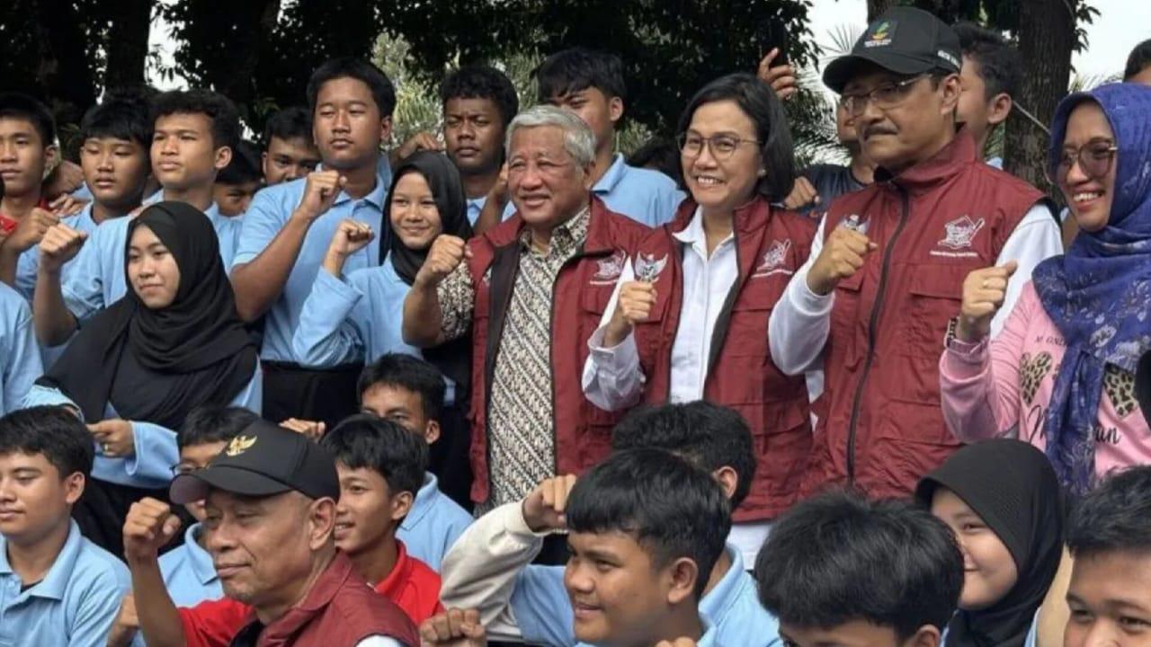 Mensos-Saifullah-dan-Menkeu-Sri-Mulyani-foto-sama-siswa-Sekolah-Rakyat-Menengah-Atas-10-Jaksel.jpg