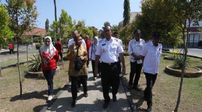 Menteri-Sosial-Tri-Rismaharini-bersama-Walikota-Makassar-M-Ramdhan-Pomanto.jpg