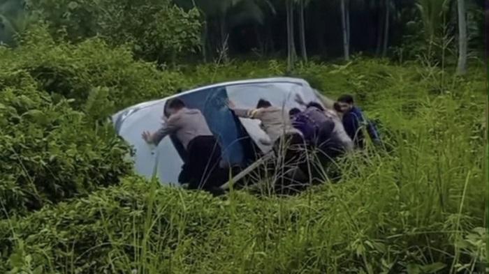 Mobil-Hilang-Kendali-Masuk-ke-Semak-semak-di-Tikungan-Tongalino-Konawe-Utara-Polisi-Bantu-Evakuasi.jpg
