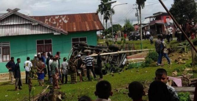 Mobil Hilux Terbalik Hingga Masuk Pekarangan Warga Usai Tabrak Pengendara Motor di Muna Sultra
