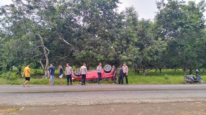 Mobil-Mitsubishi-Outlander-Tergelincir-dan-Terbalik-Gegara-Ban-Selip-di-Konawe-Sulawesi-Tenggara.jpg