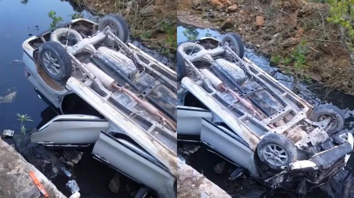 Mobil Silver Terperosok hingga Terbalik Dalam Parit di Kendari Sulawesi Tenggara