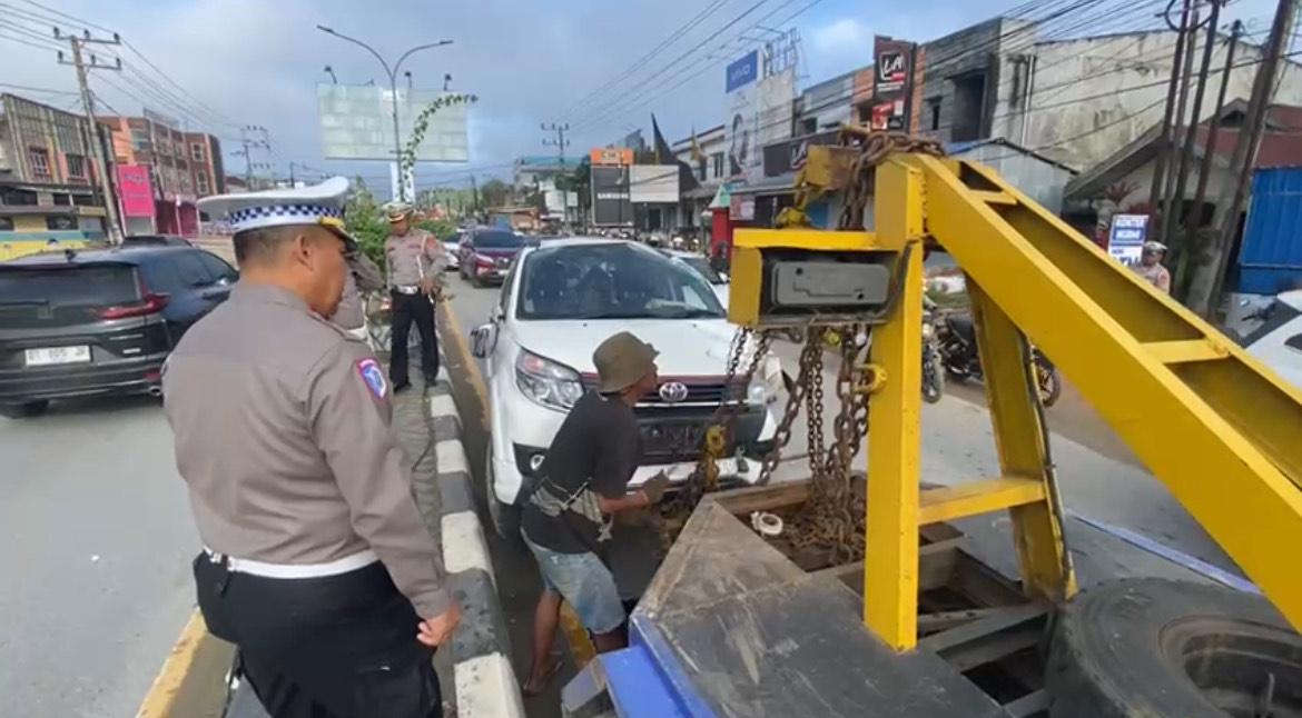 Mobil-penabrak-saat-dievakuasi-polisi-usai-kecelakaan-di-Jalan-Poros-Bandara-Halu-Oleo-Kendari.jpg